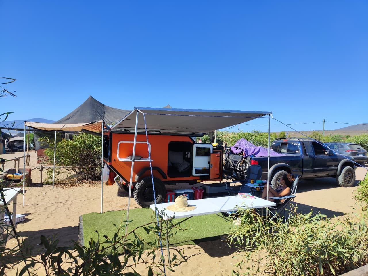 Mini Camper Over Camp en escapada de desierto con familia y carpa