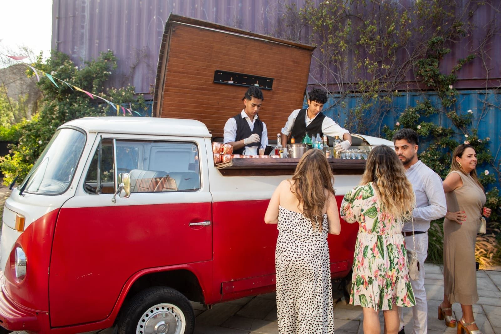 Invitados pidiendo trago en la Kombi VW DLV en evento privado en Santiago