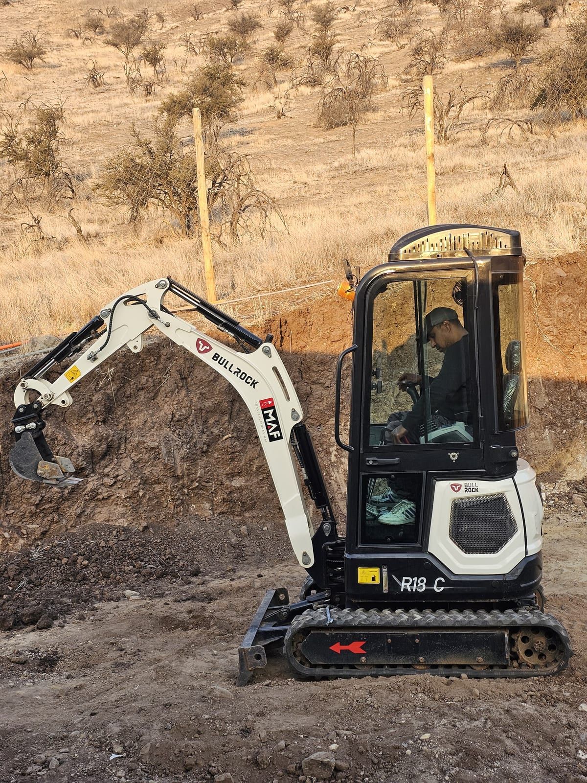 Bullrock BR18-C con operador excavando terreno en faena