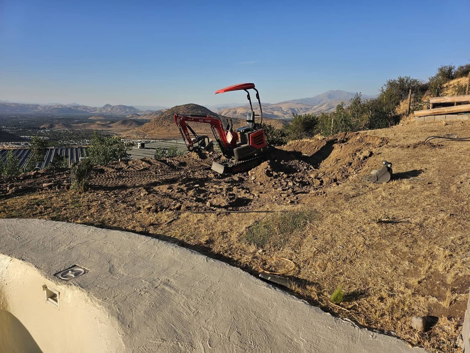 Miniexcavadora 1.2 ton vista panorámica con cordillera de fondo