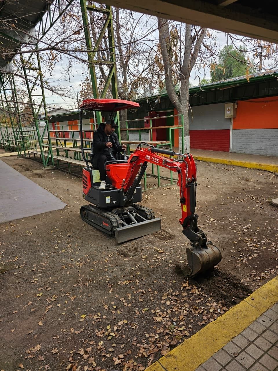 Operador DLV con miniexcavadora 1.2 ton en faena urbana