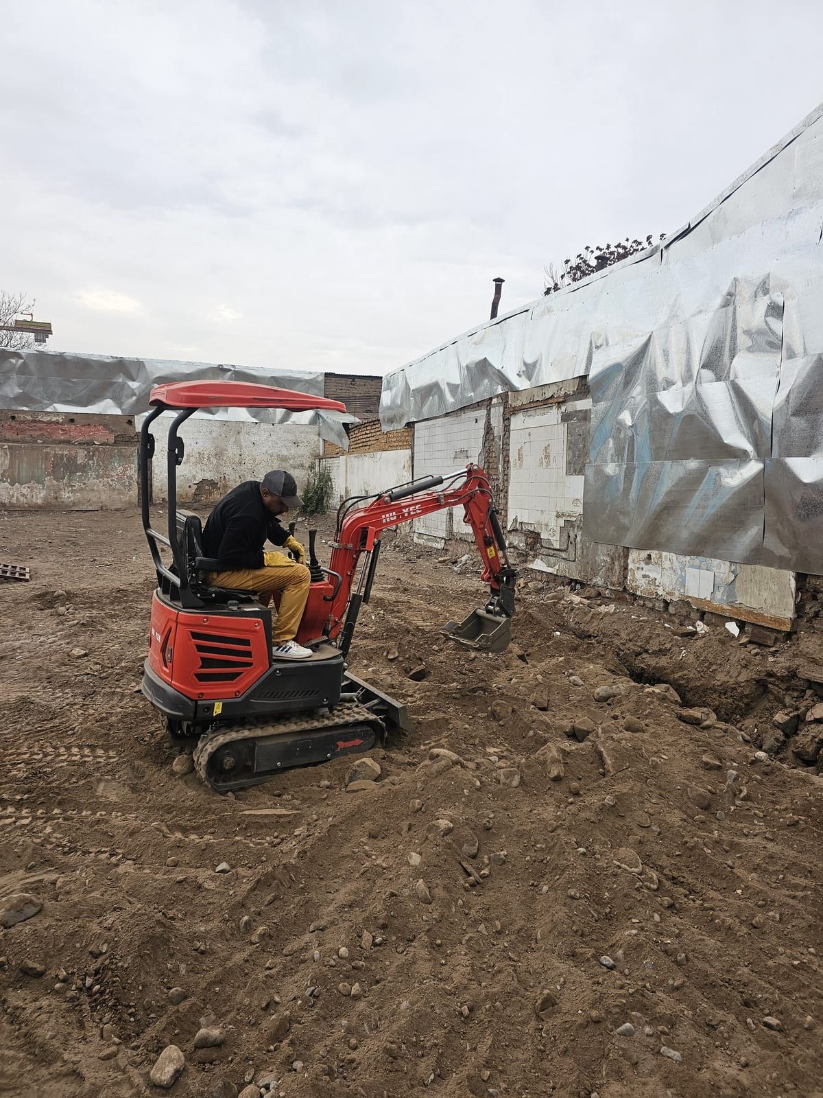 Miniexcavadora 1.2 ton DLV excavando terreno residencial