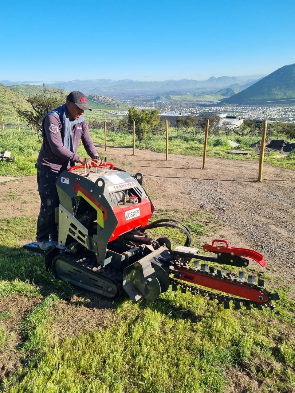 Operador certificado con zanjadora Trencher en cerro
